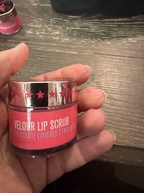 Jeffree Star Velour Lip Scrub - Chocolate Covered Strawberry (Pink)